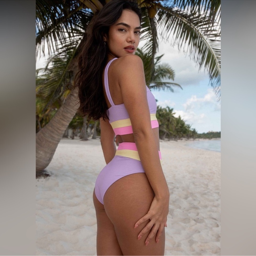 NWT Beach Riot
Heidi Ribbed Colorblock High
Waisted Swim Bottom - Picture 3 of 11